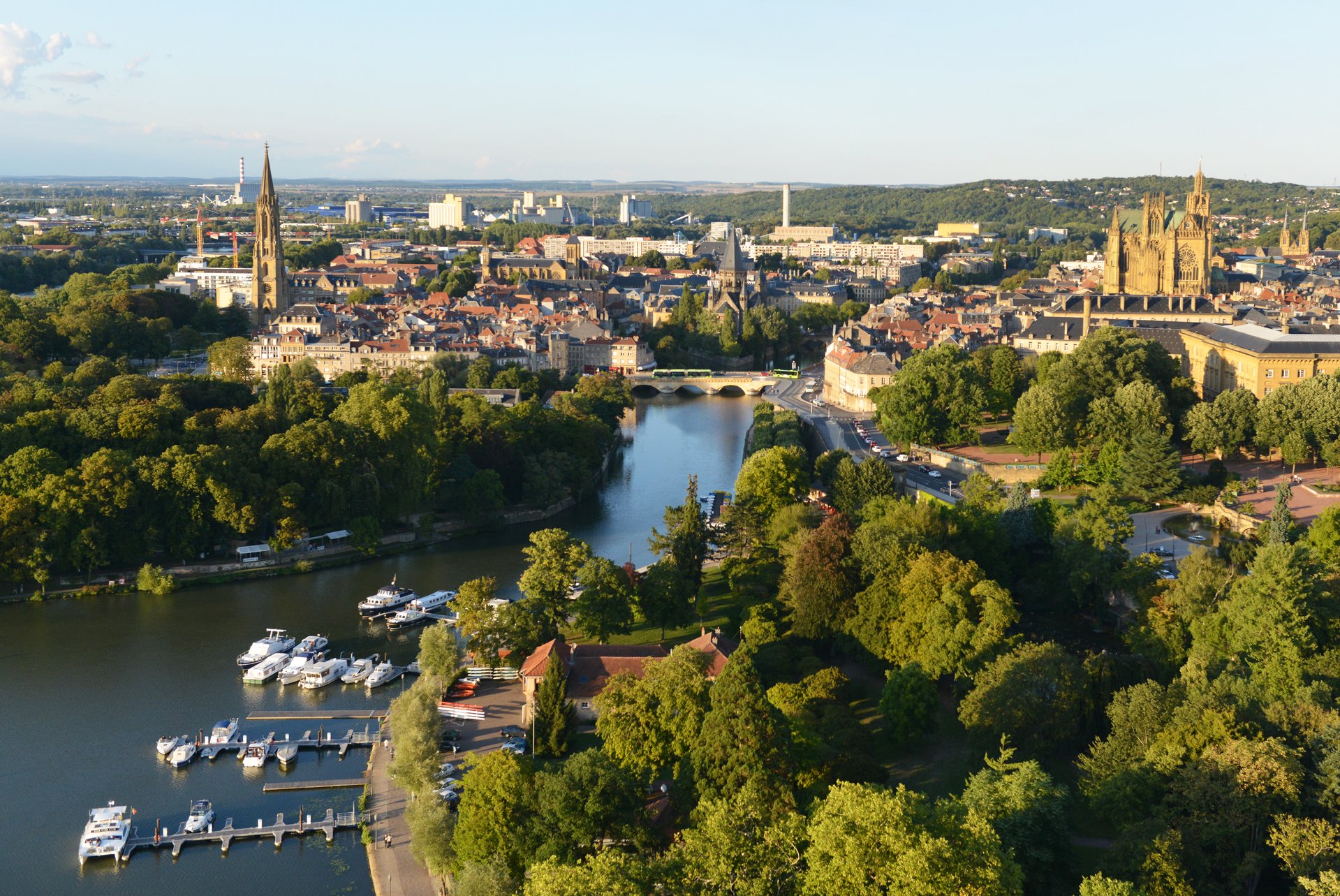Vue aérienne du plan d'eau et de la Moselle