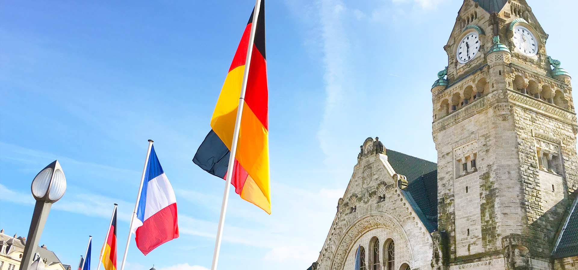 Drapeaux français et allemands devant la Gare de Metz